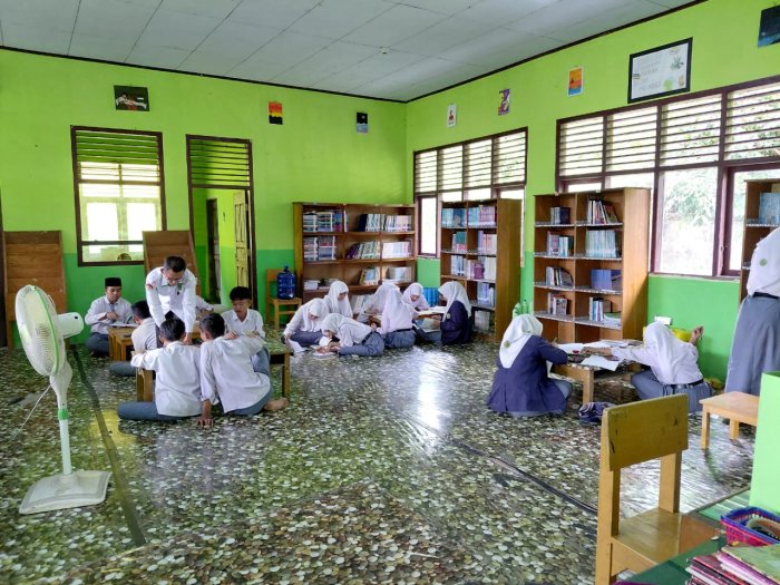 Perpustakaan Nurul Ilmi Jadi Ruang Belajar Bahasa Indonesia Kelas XIB