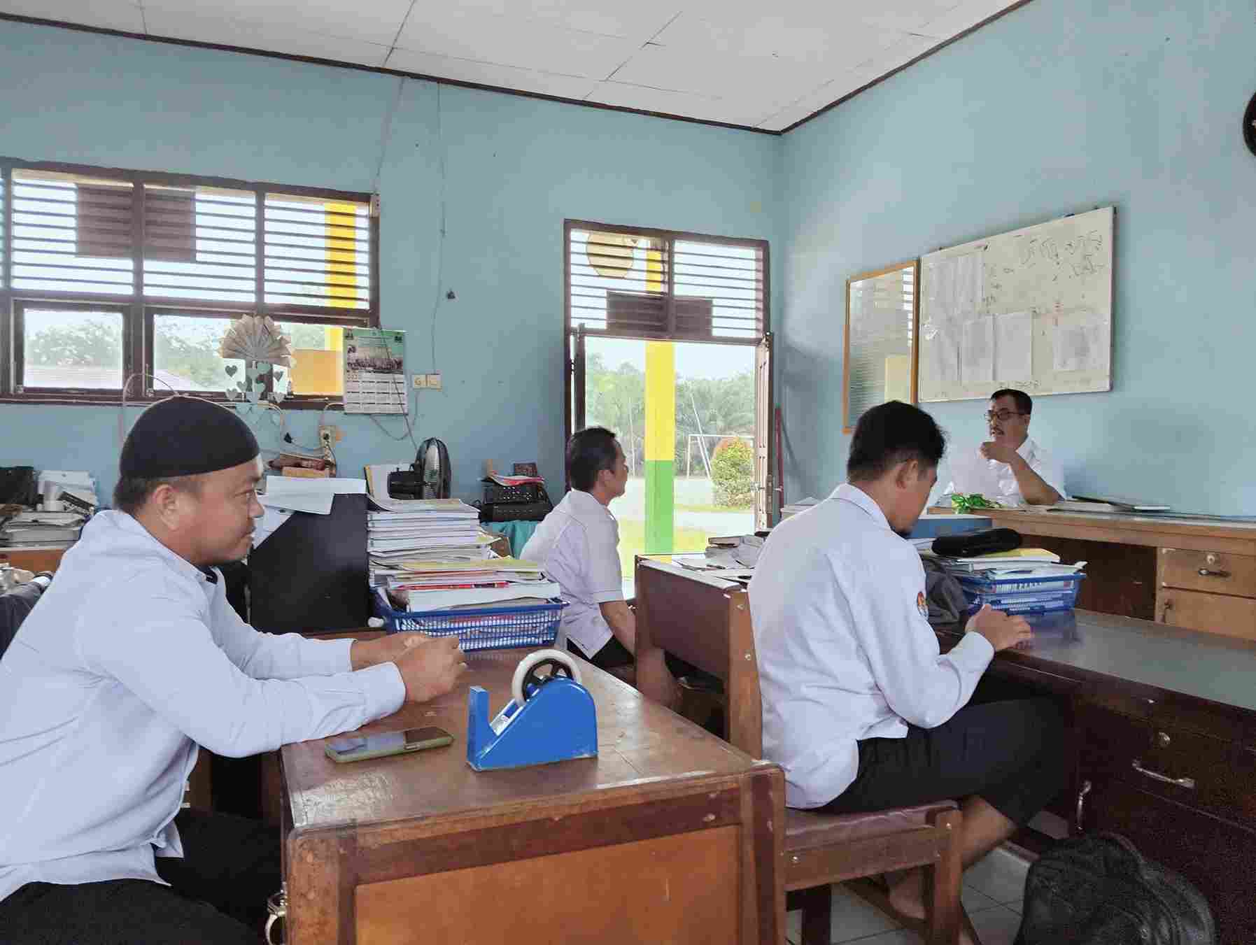 Kamad Sosialisasikan Himbauan Peduli Musibah Banjir dan Program MAN 3 Batang Hari Berbagi