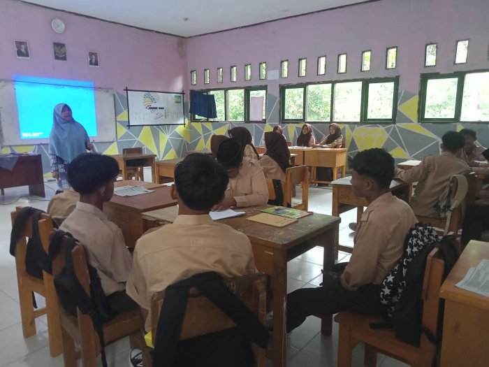 Waka Kesiswaan Supervisi Guru Ekonomi Bahas Konsep Sistem Upah di MAN 3 Batang Hari