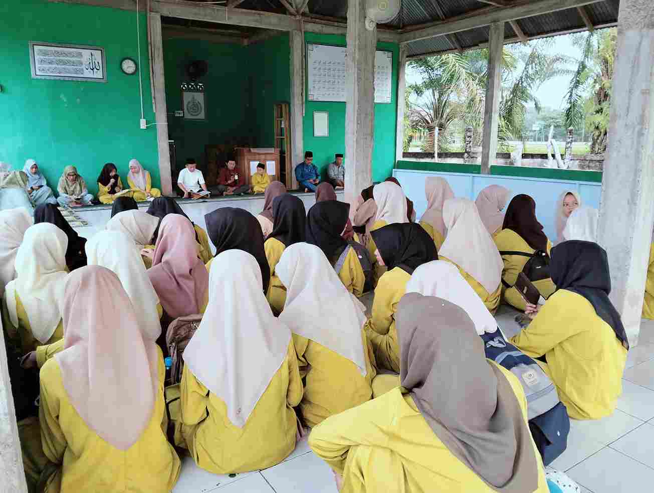 Peserta Didik MAN 3 Batang Hari Istiqomah Membaca Surah Al-Kahfi di Musala Nurul Ilmi