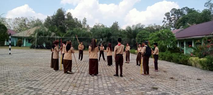 'Membentuk Karakter dan Meningkatkan Kemampuan Peserta Didik dalam Kepanduan melalui Ekstrakurikuler Pramuka'