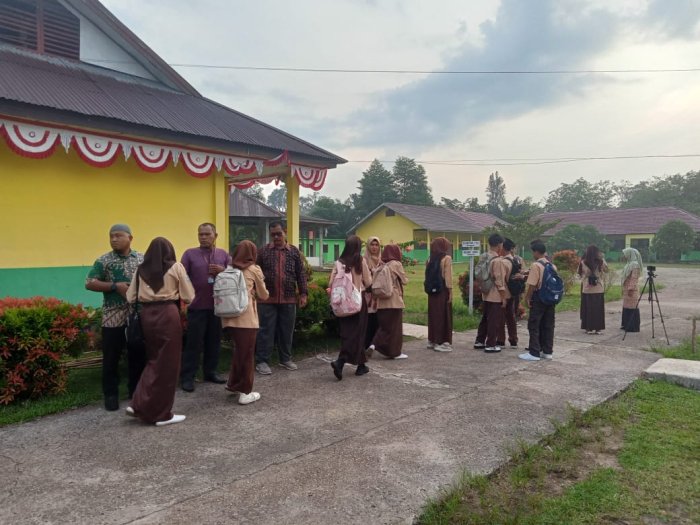 Majelis Guru dan Pegawai MAN 3 Batang Hari terapkan Kegiatan Rutin 5S