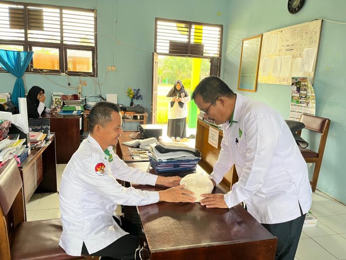 Semangat Berbagi di MAN 3 Batang Hari,  Guru dan Pegawai  Serahkan Zakat Fitrah