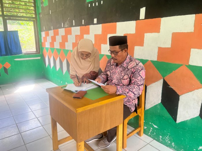 Kepala MAN 3 Batang Hari Lakukan Supervisi Guru Matematika Bahas Teorema Faktor
