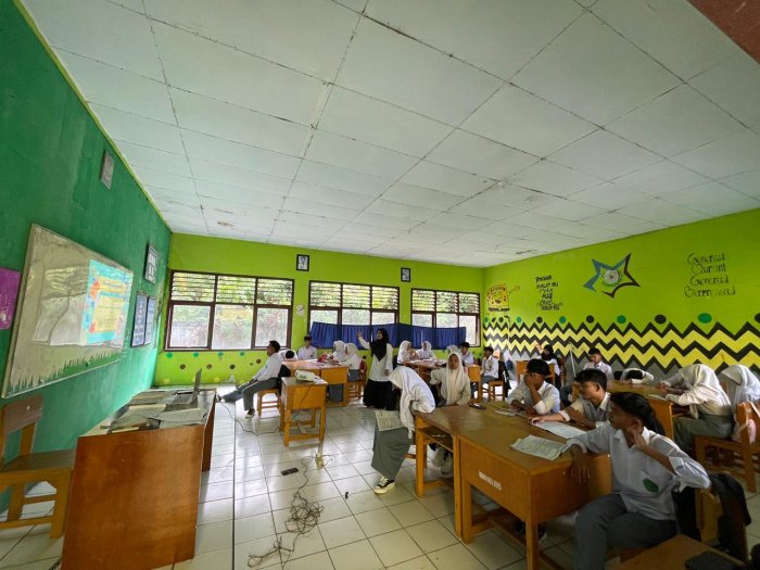 Waka Akademik Man 3 Batang Hari Laksanakan Supervisi Guru Fisika Bahas Materi Angka Ketidakpastian