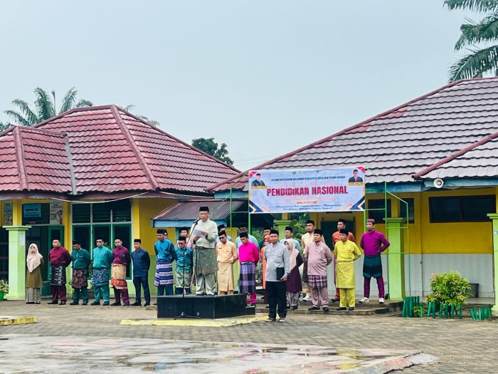 Satukan Langkah dalam Kebhinekaan, MAN 3 Batang Hari Hadiri Upacara Hardiknas