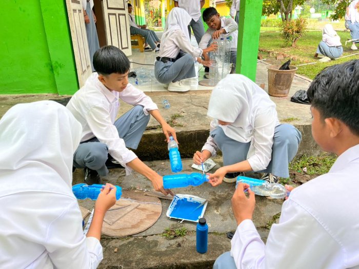 Eksperimen Karya Kriya Terapan: Siswa MAN 3 Batang Hari Membuat Tong Sampah dari Botol Bekas