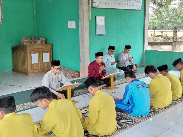 Program Keagamaan MAN 3 Batang Hari Murid Bergiliran Membaca Surat Al- Kahfi Program Keagamaan MAN 3 Batang Hari Murid Bergiliran Membaca Surat Al- Kahfi
