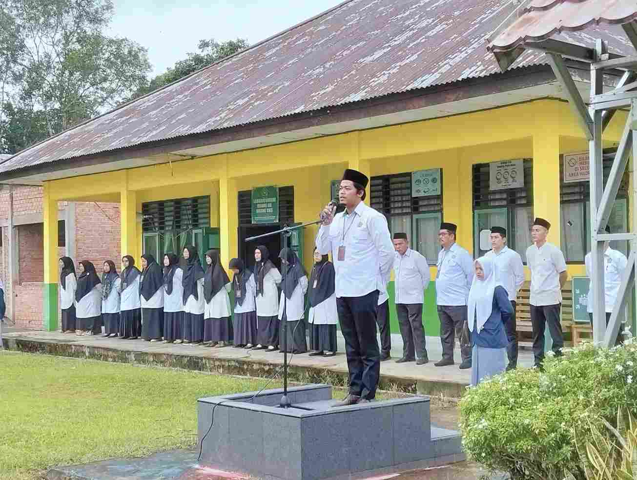 Pembina Upacara Ajak Peserta Didik Persiapkan Diri Menjelang Puasa Ramadhan