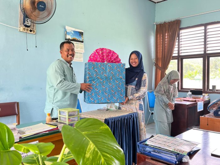 Pamit dengan Senyum, Mahasiswa PLK UNP Tinggalkan MAN 3 Batang Hari