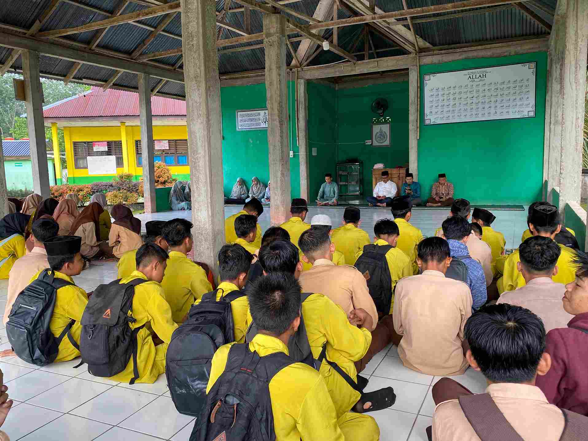 Awali Jumat Berkah, Warga MAN 3 Batang Hari Baca Surah Al-Kahfi