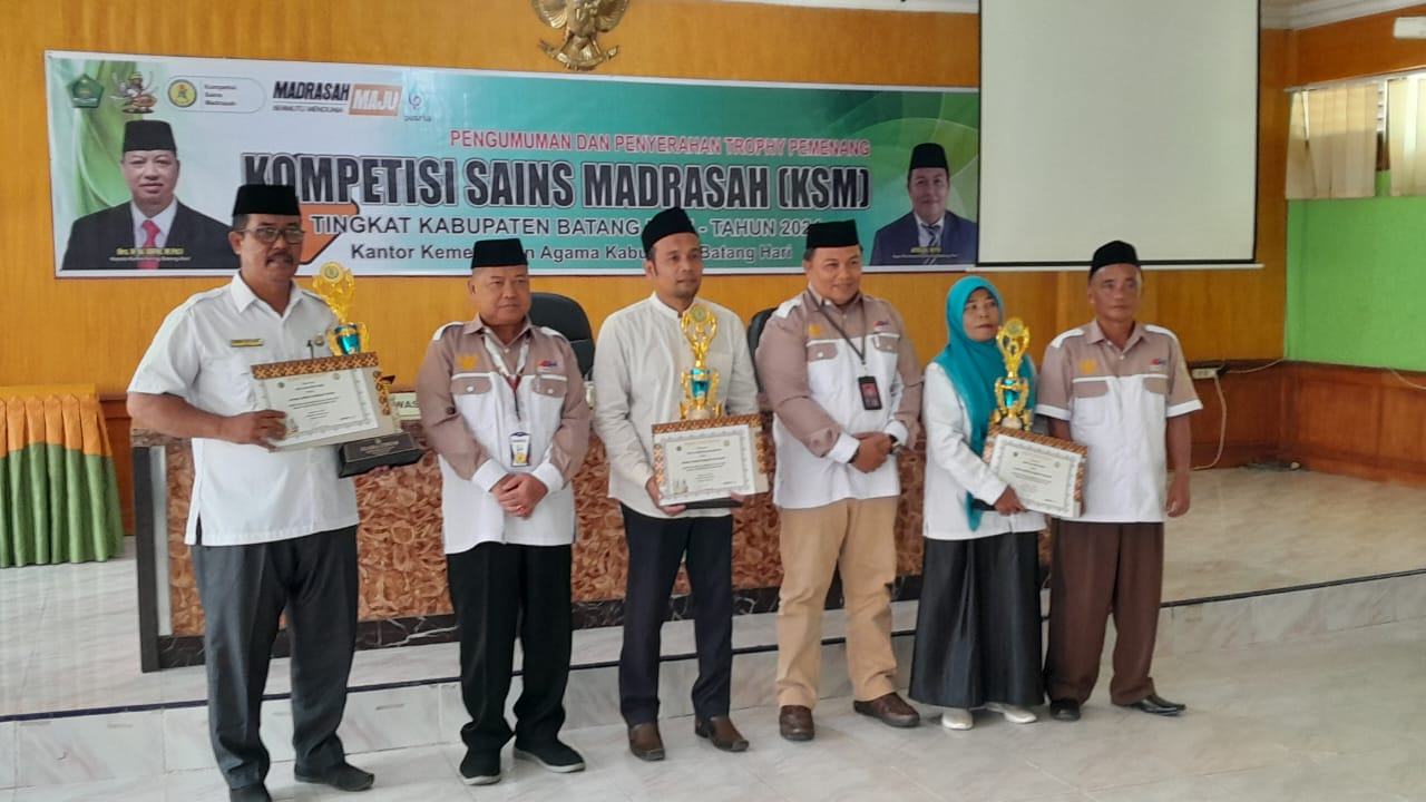 'Sabet 5 Medali, MAN 3 Batang Hari Raih Juara Umum KSM-MA Tingkat Kabupaten Batang Hari'