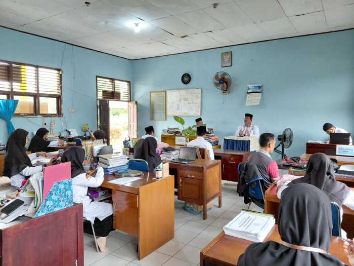 Kepala MAN 3 Batang Hari Ngota bersama di Ruang Guru.