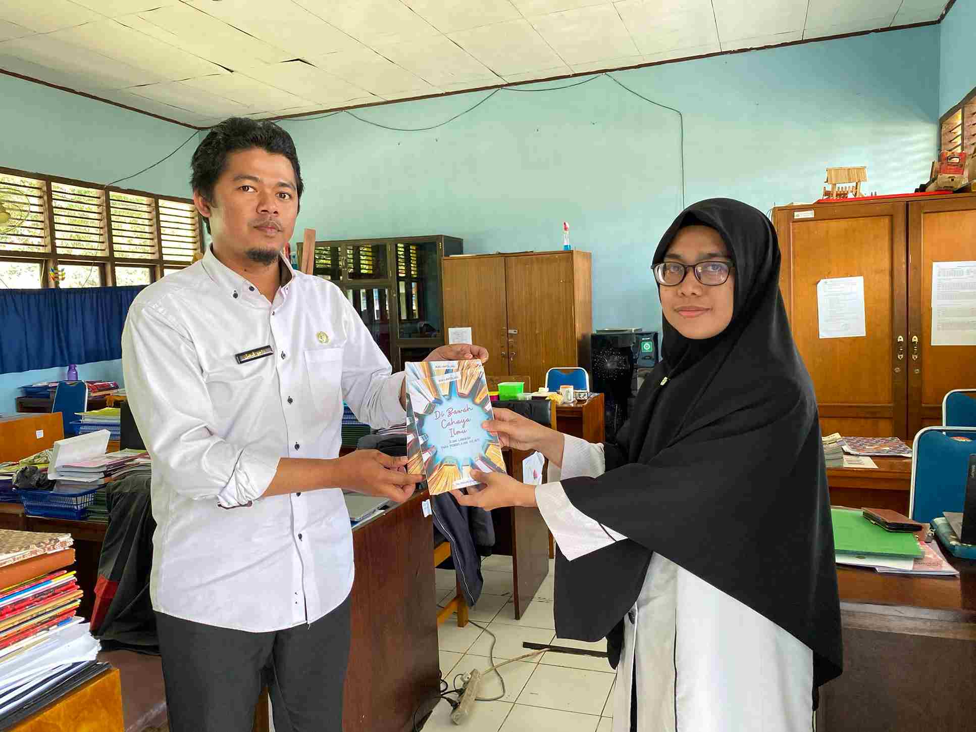 'Dukung Budaya Literasi, Pembina OSIM Sumbangkan Buku pada Perpustakaan Nurul Ilmi MAN 3 Batang Hari'