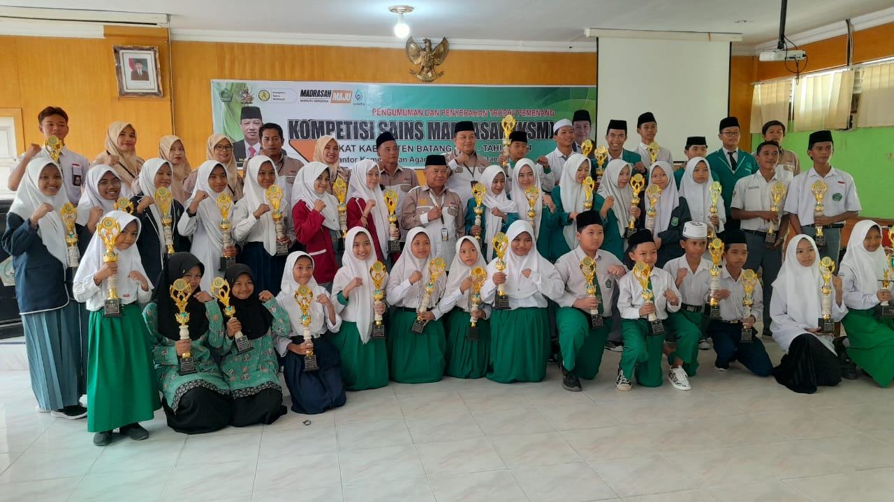 '5 Peserta Didik MAN 3 Batang Hari Terima Hadiah Kompetisi Sains Madrasah (KSM) Tingkat Kabupaten Batang Hari'