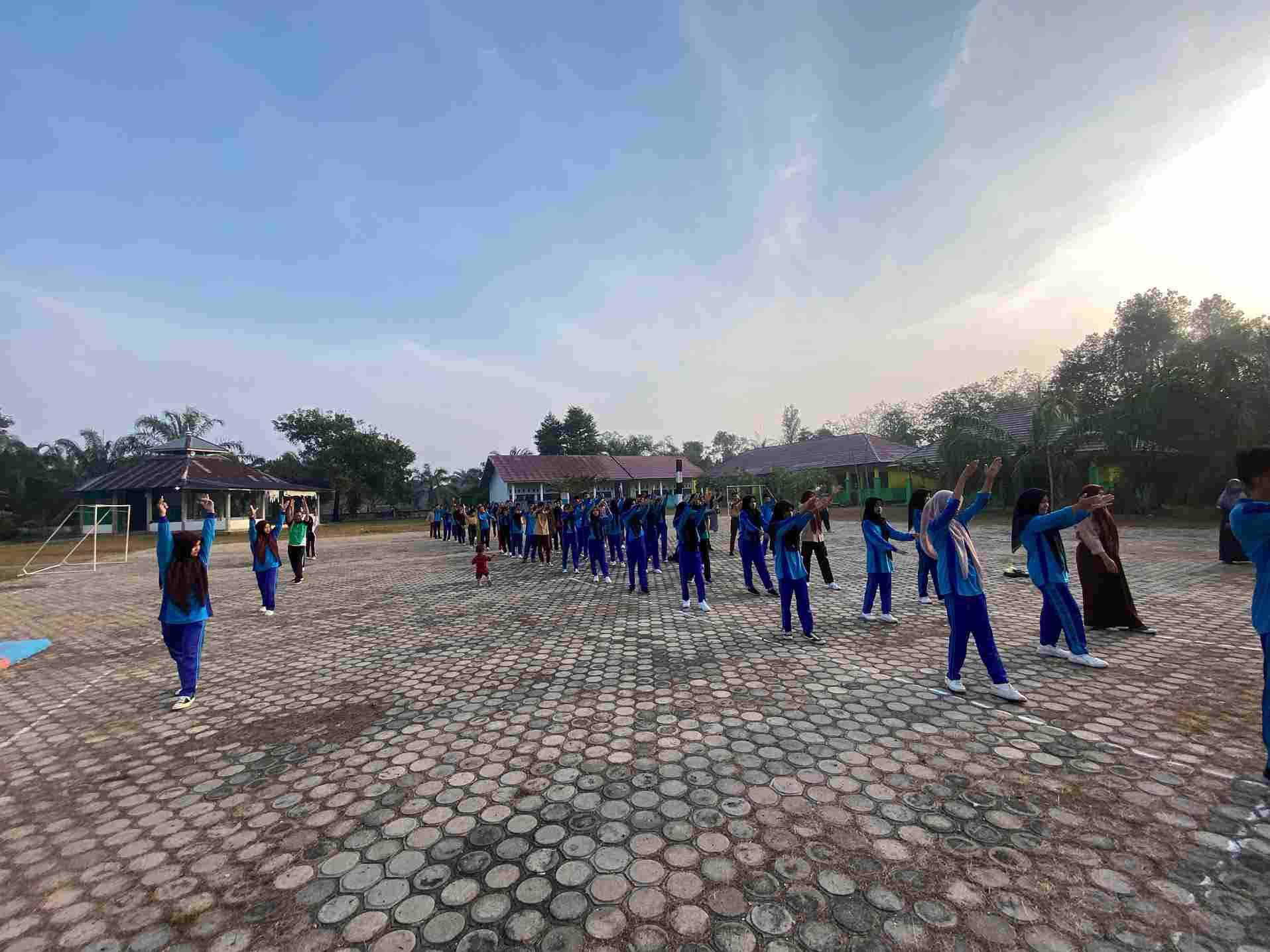 'Gelar Jumat Sehat, MAN 3 Batang Hari Laksanakan Senam Bersama' 'Gelar Jumat Sehat, MAN 3 Batang Hari Laksanakan Senam Bersama'