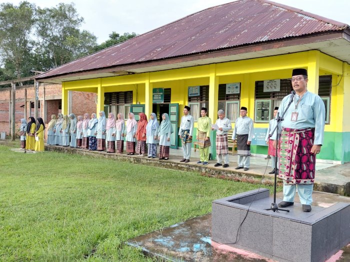 Wujudkan Semangat Cinta Daerah, MAN 3 Batang Hari Gelar Upacara HUT Jambi Ke-69