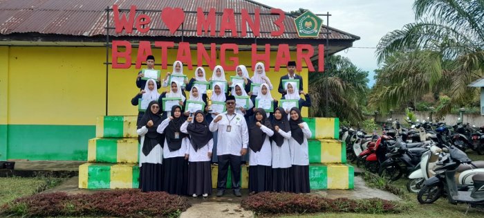 MAN 3 Batang Hari Berikan Penghargaan kepada Siswa Berprestasi di Lomba ISO dan OMI