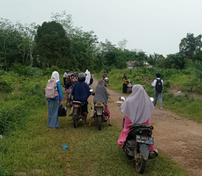 Momen Setia di Balik Gerbang Madrasah, Suasana Haru dan Penuh Makna Para Orang Tua Menunggu Pulang Anak-Anak Mereka