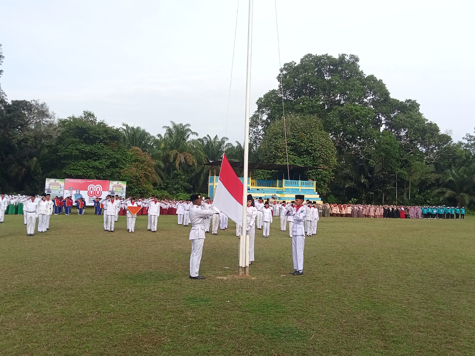 MAN 3 Batang Hari Berperan dan Aktif pada Upacara Peringatan HUT-80 Kemerdekaan RI di Desa Pasar Terusan MAN 3 Batang Hari Berperan dan Aktif pada Upacara Peringatan HUT-80 Kemerdekaan RI di Desa Pasar Terusan