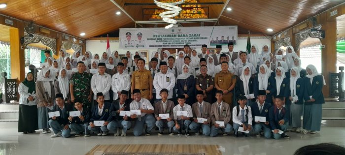 20 Siswa MAN 3 Batanghari Terima Bantuan Baznas di Serambi Rumah Dinas Bupati