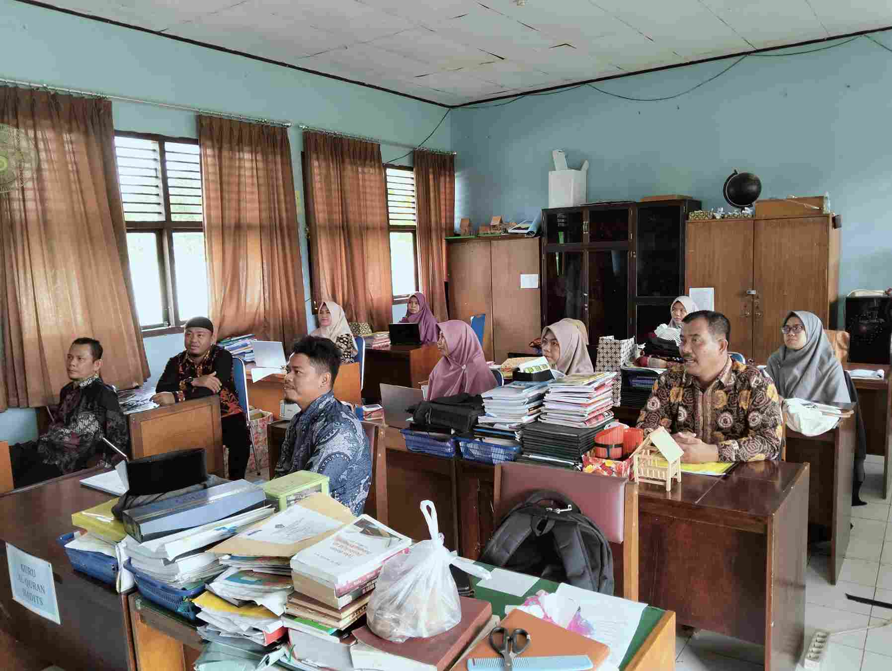 Kepala Madrasah Beserta Jajaran ASN MAN 3 Batang Hari Ikuti Launching Wakaf Uang Secara Virtual