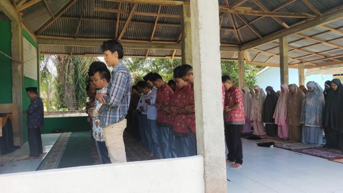 'Jadikan Shalat Berjamaah Kegiatan Pembiasaan, Guna Membentuk Pribadi Peserta Didik yang Bertakwa'