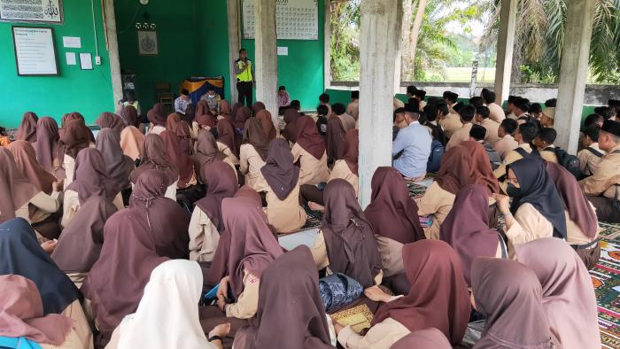 'Siswa MAN 3 Batang Hari Ikuti Sosialisasi Tertib Berlalu Lintas dari SATLANTAS POLRES Batang Hari'