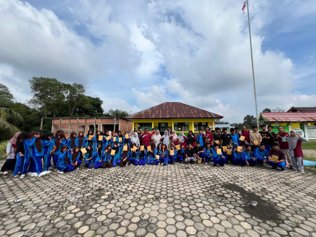 â€œPenyerahan Hadiah, Warnai Penutupan Class Meeting MAN 3 Batang Hariâ€