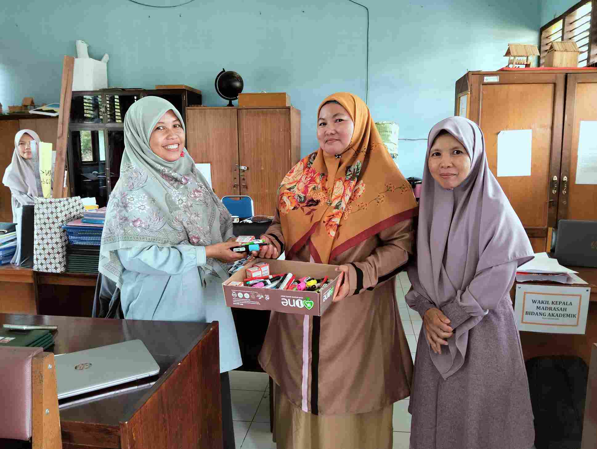 Awal Semester Genap, MAN 3 Batang Hari Serahkan ATK Guru dan Wali Kelas