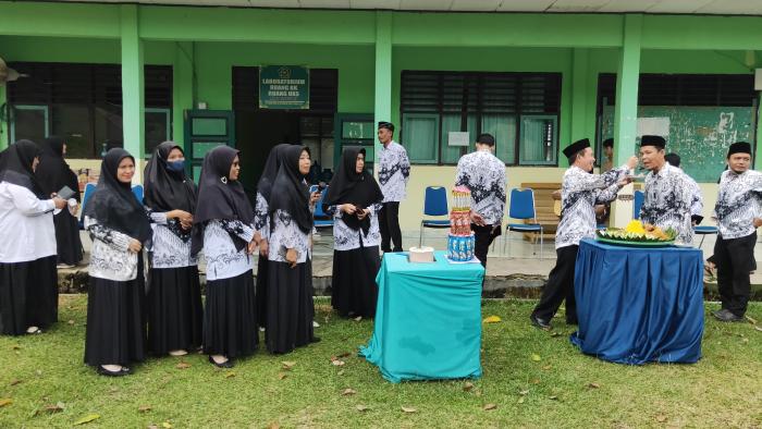 'Semarak HUT PGRI Tahun 2022 MAN 3 Batang Hari Terus jaga Kekopakan dengan Peserta Didik'