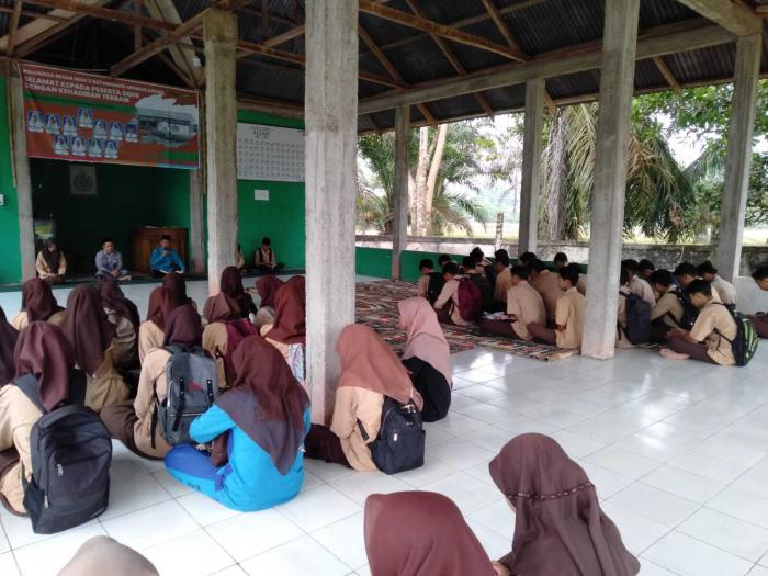 'Bekali Peserta Didik untuk Hidup Bermasyarakat, MAN 3 Batang Hari Lakukan Program Pembiasaaan Keagamaan Yasinan Bersama'