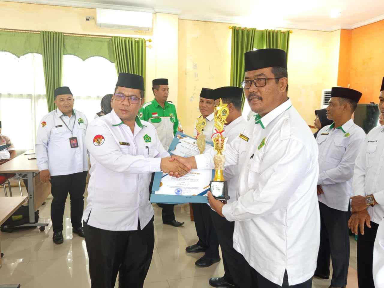 Prestasi Gemilang, Kepala MAN 3 Batang Hari Raih Penghargaan Kepala Madrasah Terbaik