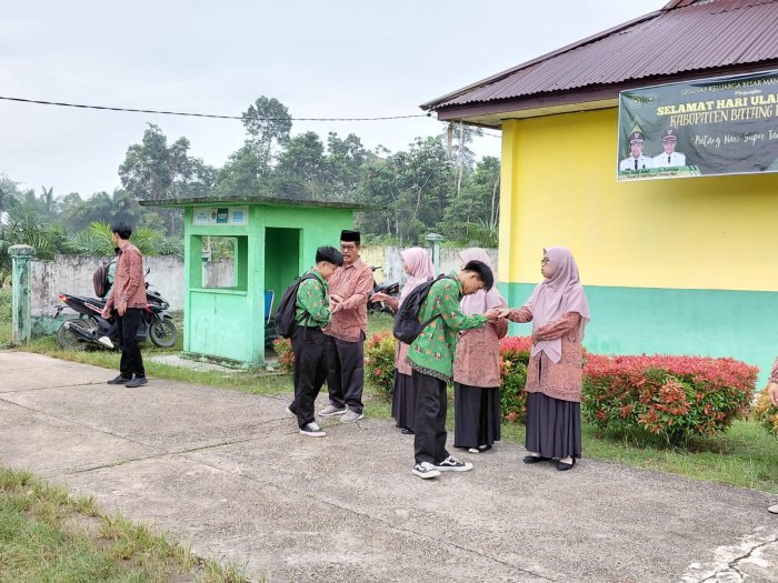 Budaya 3S Sambut Murid,  Kepala MAN 3 Batang Hari Ciptakan Madrasah Ramah dan Humanis