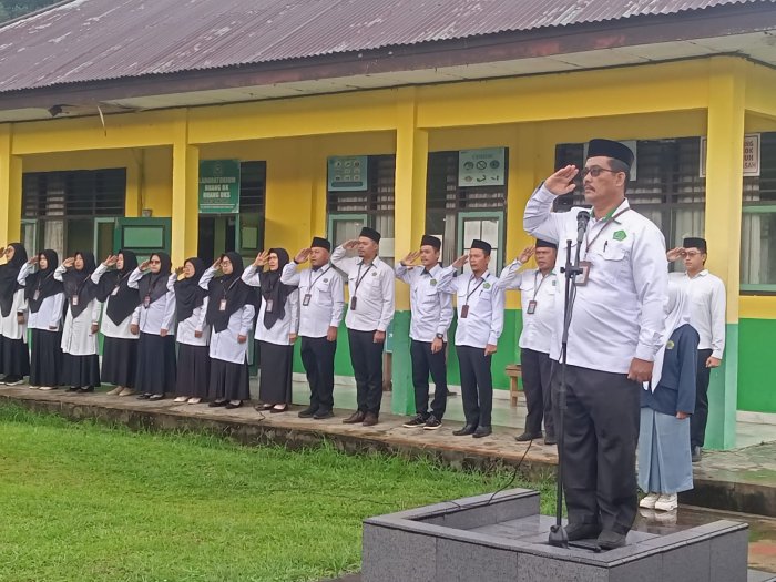 MAN 3 Batang Hari Gelar Upacara Bendera Rutin, Kepala Madrasah Ingatkan Disiplin dan Jauhi Aksi Demonstrasi