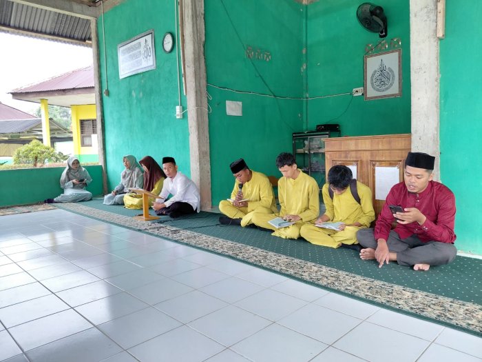 Meiza, Yazid, Riskia, dan Qodri Pimpin Kegiatan Yasinan di MAN 3 Batang Hari Meiza, Yazid, Riskia, dan Qodri Pimpin Kegiatan Yasinan di MAN 3 Batang Hari