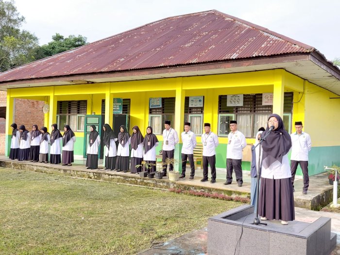 Upacara Senin di MAN 3 Batang Hari Ibu BAIKAWATI Tekankan Makna Semboyan SELARAS Upacara Senin di MAN 3 Batang Hari Ibu BAIKAWATI Tekankan Makna Semboyan SELARAS