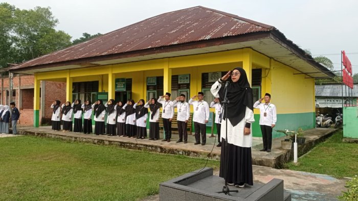 Keutamaan Menjaga Lisan Jadi Pesan Utama dalam Upacara Bendera MAN 3 Batang Hari