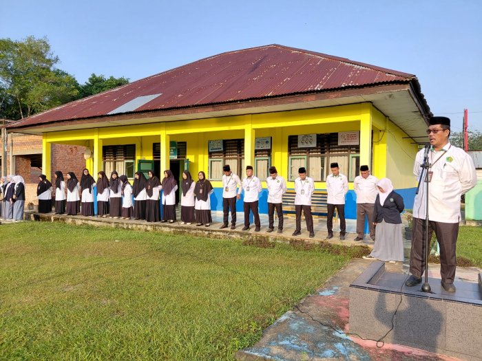 MAN 3 Batang Hari Laksanakan Upacara Rutin Senin, Kepala Madrasah Sampaikan Amanat Hidup Itu Pilihan