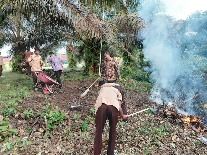 Kepala Madrasah dan Guru Beri Contoh Nyata Pentingnya Kebersian dan Tanggung Jawab