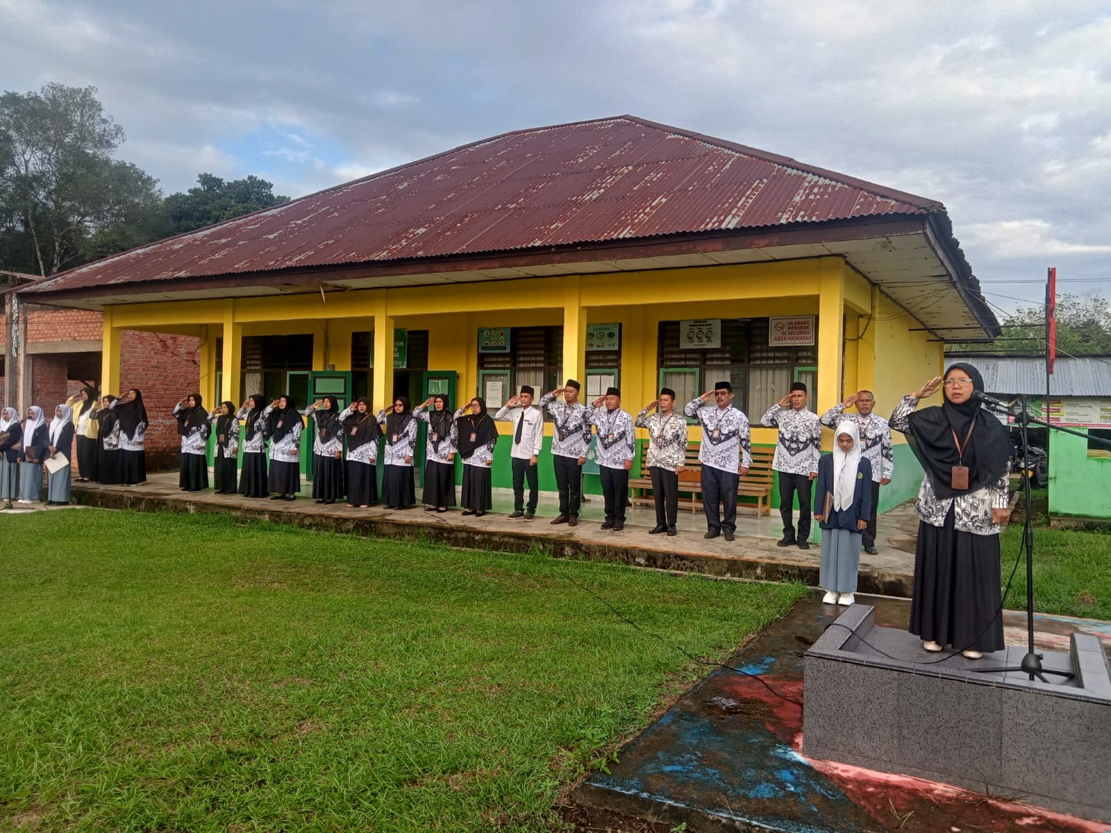 MAN 3 Batang Hari Gelar Upacara Bendera Rutin dengan Pesan Kedisiplinan