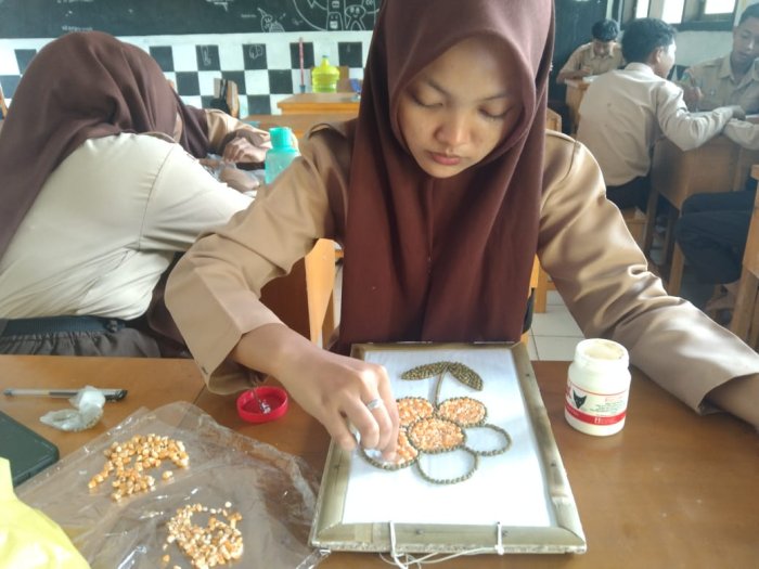 Praktek Membuat Karya Seni Rupa Dua Dimensi Dengan Teknis Lukis Dan Mosaik di Kelas XB MAN 3 Batang Hari