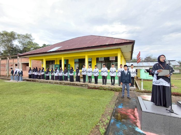 Tanamkan Nilai Kejujuran, MAN 3 Batang Hari Gelar Upacara Senin Bersama Pembina Ibu Sanawati S.pd.i Tanamkan Nilai Kejujuran, MAN 3 Batang Hari Gelar Upacara Senin Bersama Pembina Ibu Sanawati S.pd.i