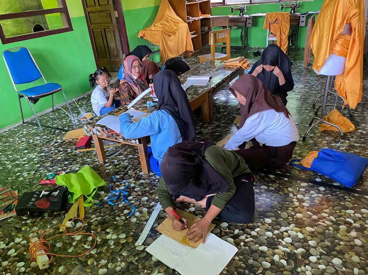 â€˜Tata Busana, Tingkatkan Skill Peserta Didik Melalui Praktikâ€™