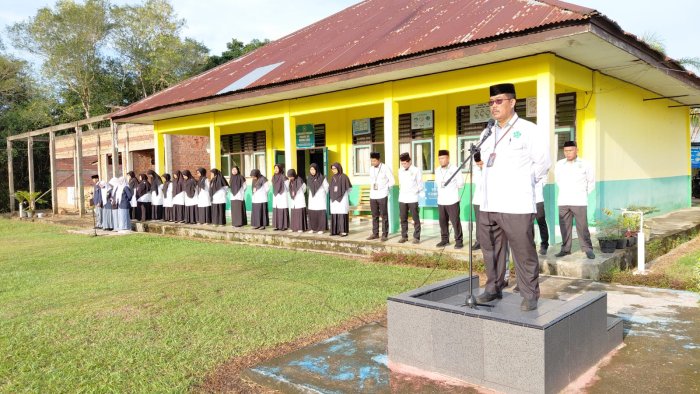 Upacara Rutin Senin, MAN 3 Batang Hari Tanamkan Nilai Disiplin dan Ajaran Ki Hajar Dewantara Upacara Rutin Senin, MAN 3 Batang Hari Tanamkan Nilai Disiplin dan Ajaran Ki Hajar Dewantara