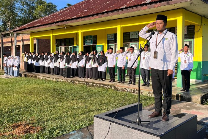 MAN 3 Batang Hari Gelar Upacara Bendera dengan Filosofi Pensil Sebagai Amanat MAN 3 Batang Hari Gelar Upacara Bendera dengan Filosofi Pensil Sebagai Amanat