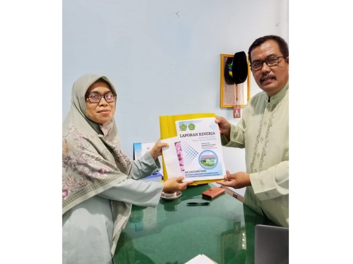 Penyerahan Laporan Kinerja Semester Ganjil 2025/2026 Di MAN 3 Batang Hari