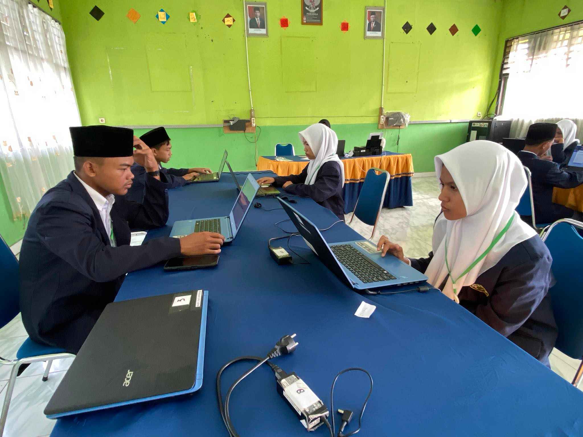 'MAN 3 Batang Hari Ikuti Asesmen Nasional Berbasis Komputer (ANBK) Tahun 2024' 'MAN 3 Batang Hari Ikuti Asesmen Nasional Berbasis Komputer (ANBK) Tahun 2024'