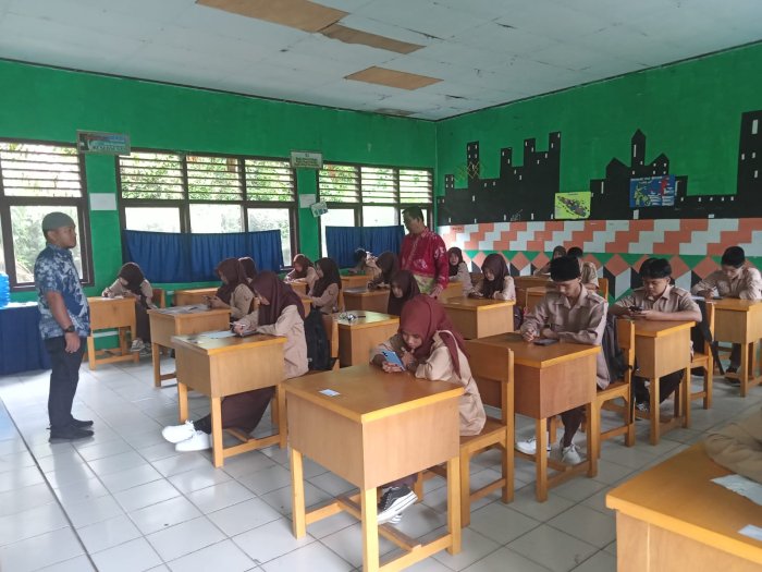 Kepala MAN 3 Batang Hari Pantau Pelaksanaan ASAS Hari Kedua