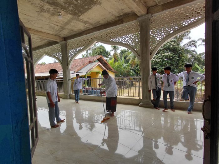 MAN 3 Batang Hari Sukseskan Gerakan Bersih-Bersih Masjid (GEBER MAS) Serentak Se-Indonesia